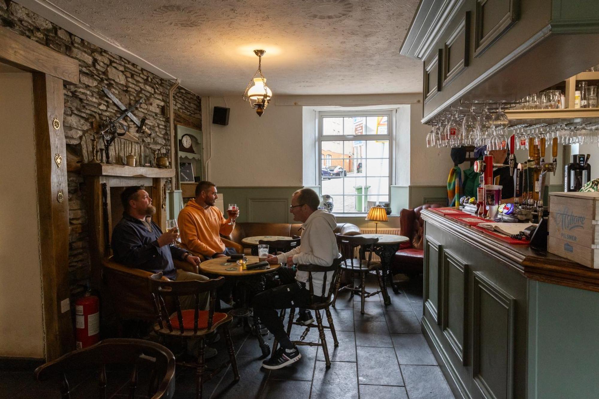 The Bear Inn Llantrisant  Extérieur photo