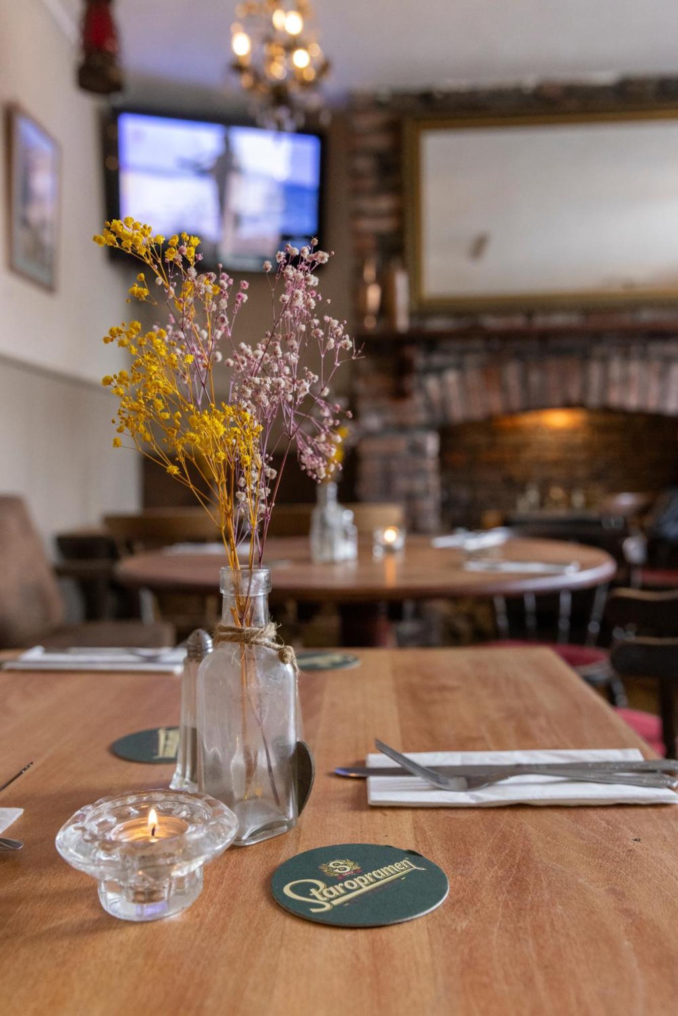 The Bear Inn Llantrisant  Extérieur photo