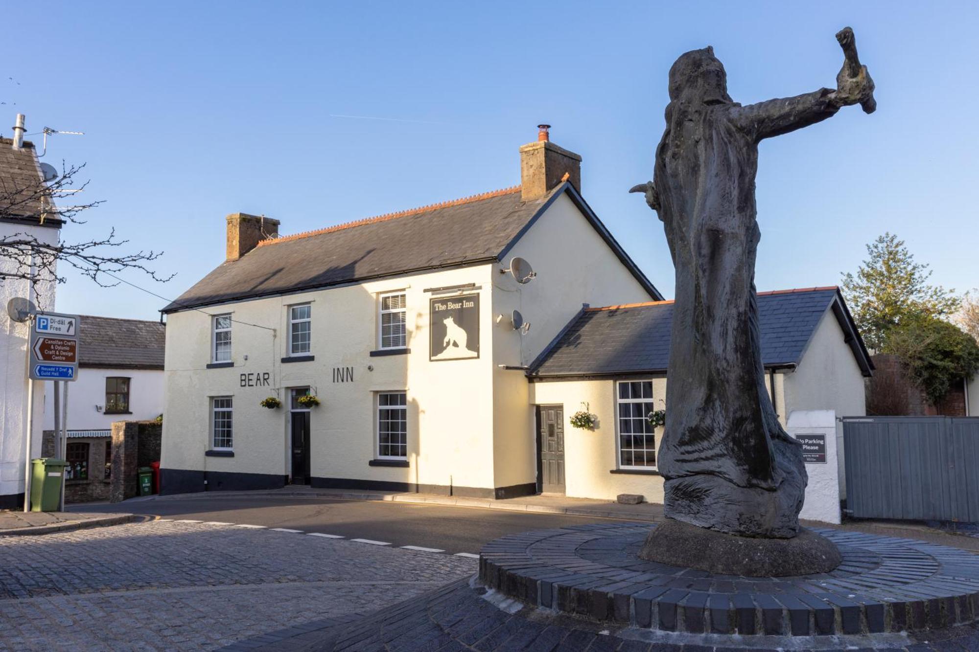 The Bear Inn Llantrisant  Extérieur photo